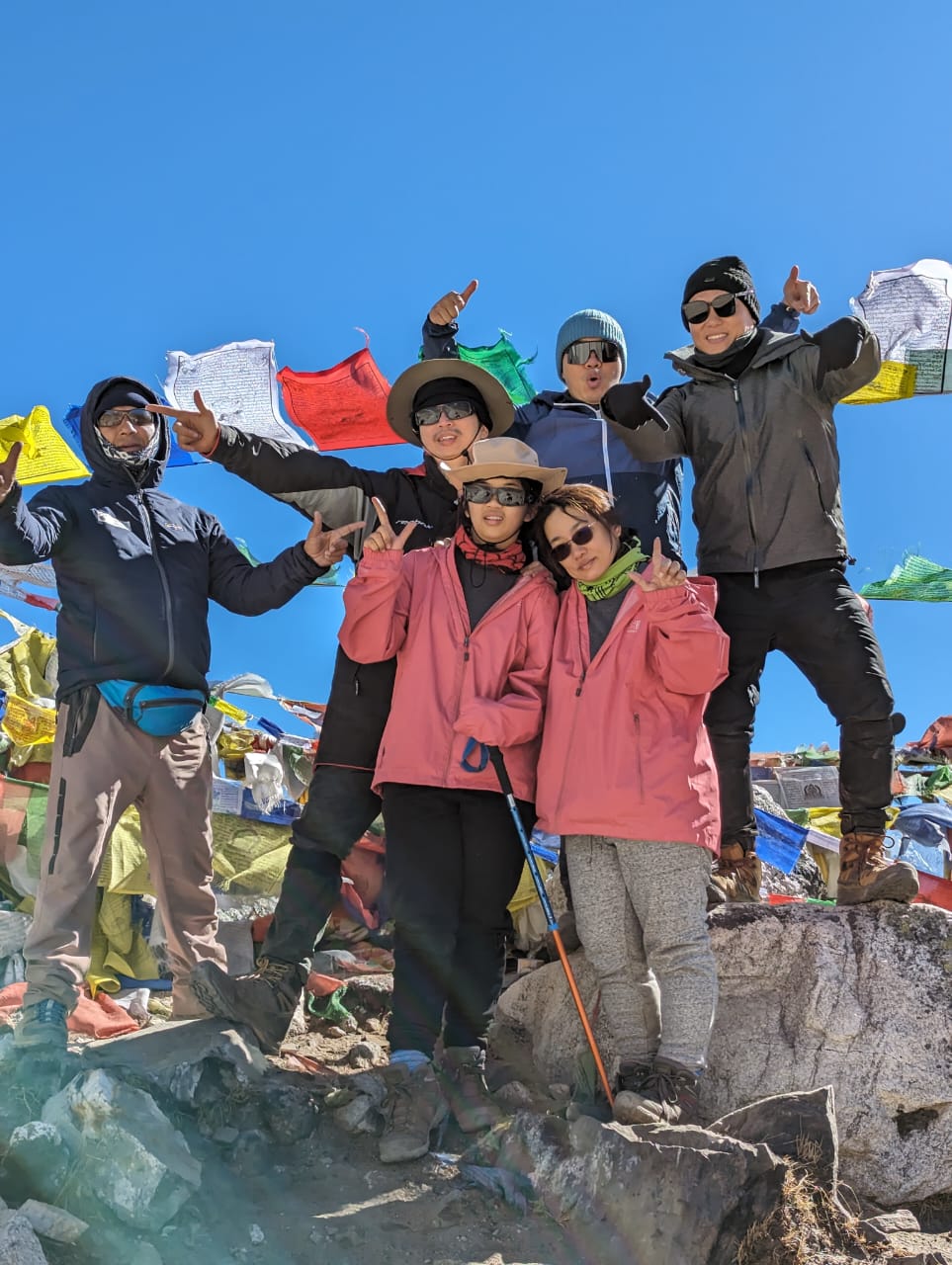 everest-base-camp-with-group